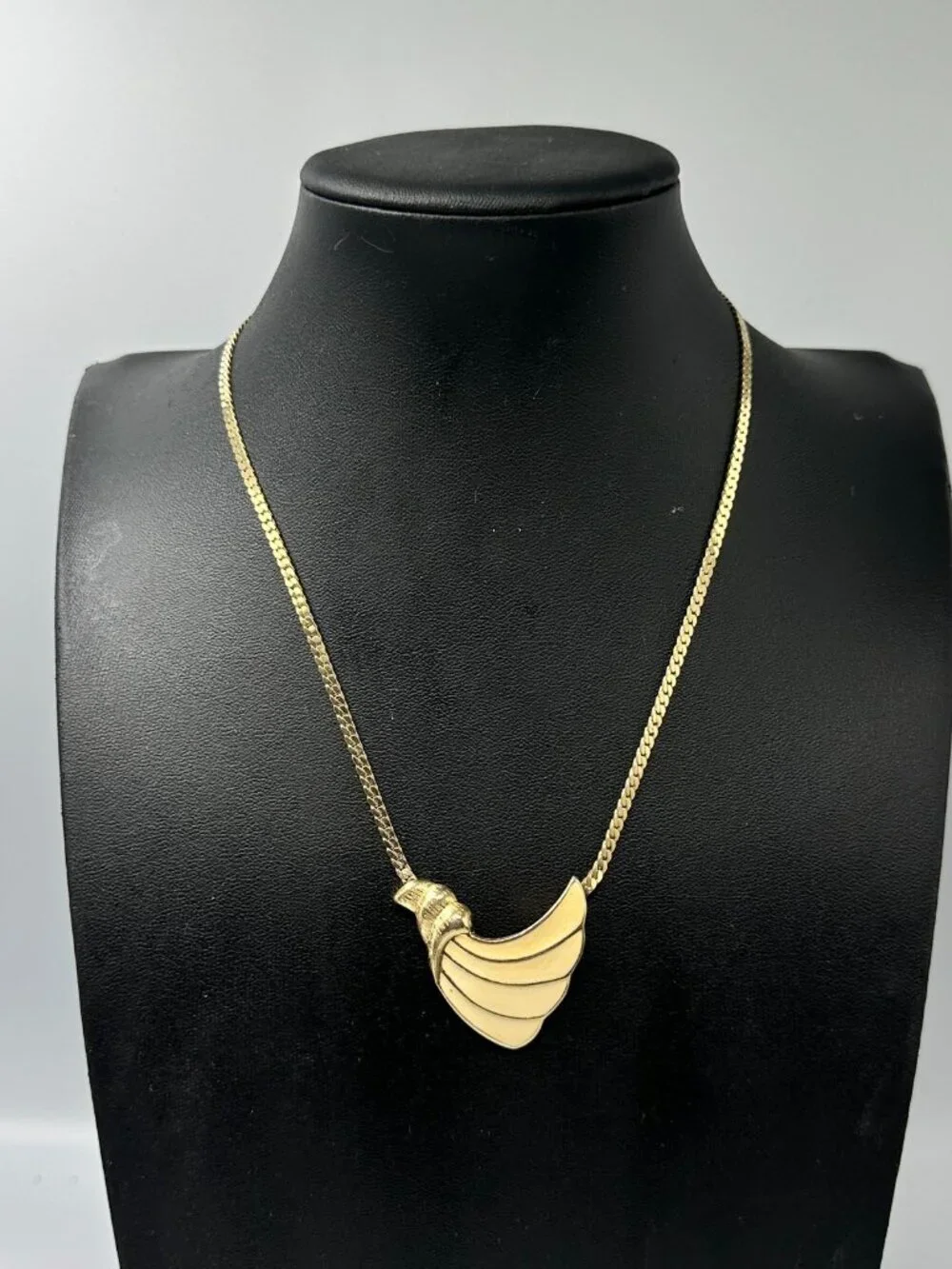 Vintage Trifari Necklace Gold Tone Beige Enamel Sea Shell Pendant Flat Chain
